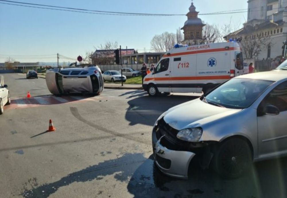 Un Duster s-a răsturnat în Târgovişte după ce a intrat în coliziune cu un alt autoturism