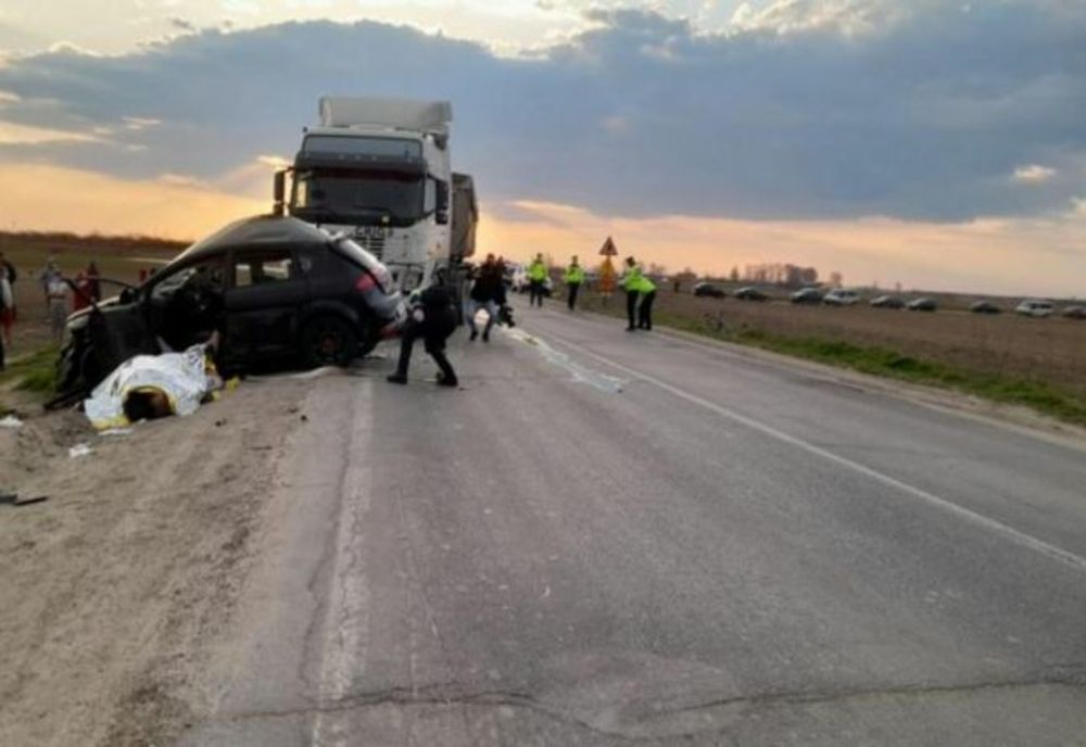 Doi frați din Dâmbovița au murit într-un accident teribil. Erau într-o mașină tractată de bunicul lor
