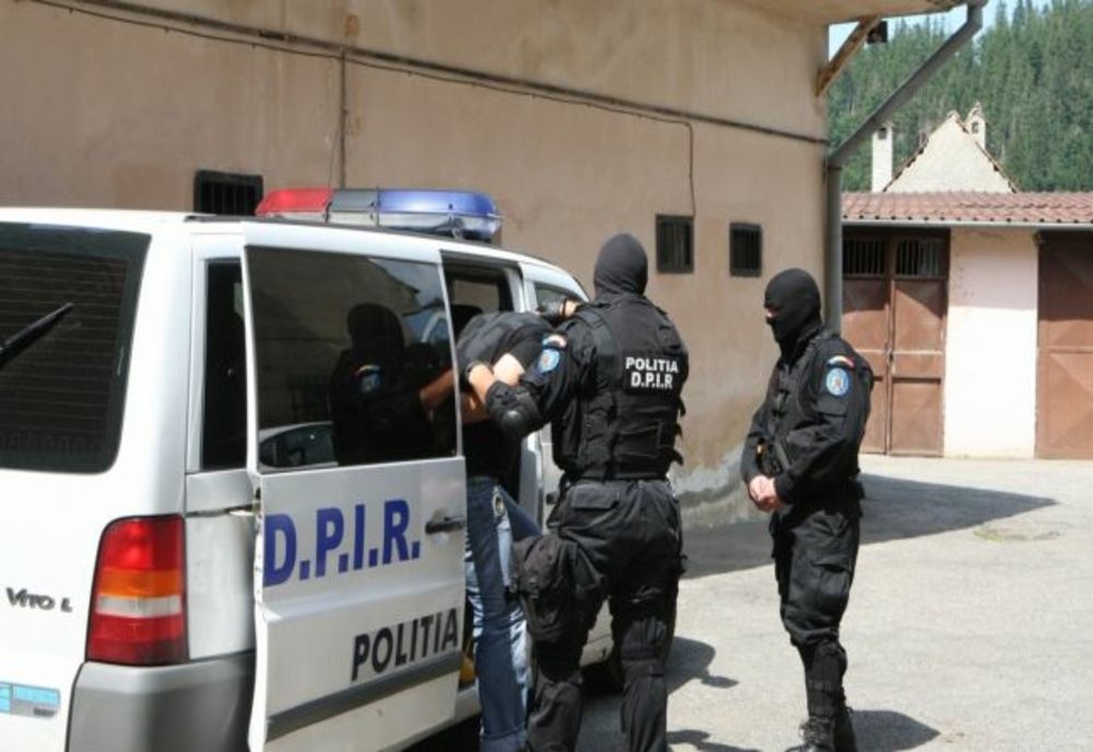  Dâmbovița. Percheziții la persoane acuzate de furt. Un pistol şi telefoane, printre obiectele găsite