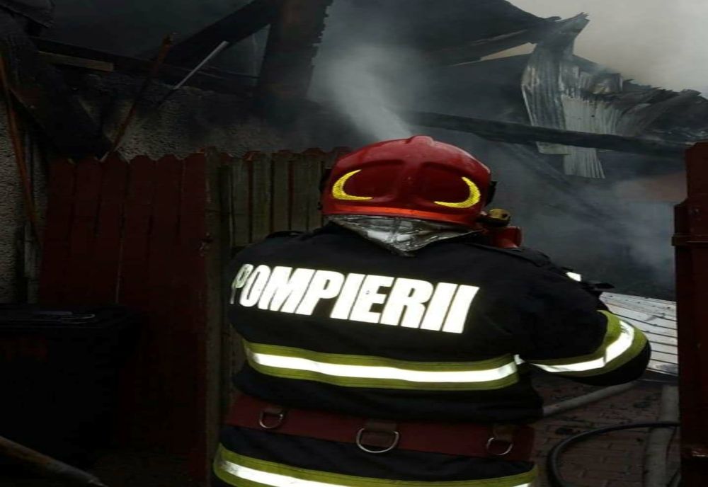 Dâmbovița: Incendiu puternic la o anexă gospodărească