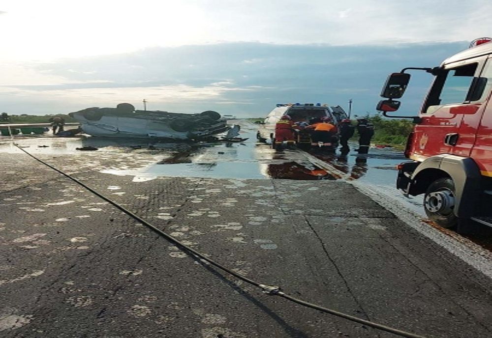 Dâmbovița: Accident grav cu o dubă răsturnată pe Autostrada A1. A fost solicitată intervenția elicopterului SMURD