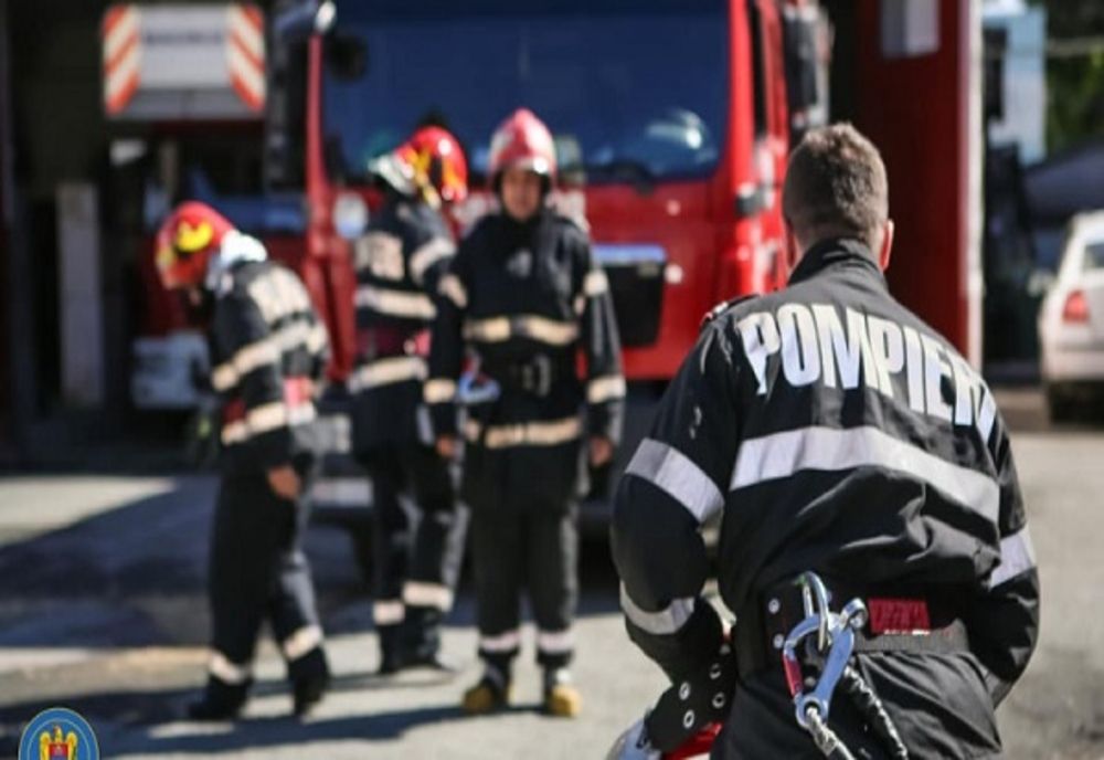 Copil de trei ani, blocat în mașină, în municipiul Târgoviște. Au intervenit pompierii militari