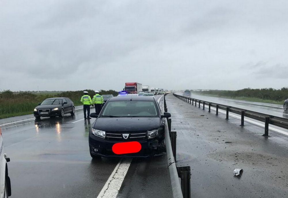 Autoturism înfipt într-un parapet pe Autostrada A1 în județul Dâmbovița. O persoană a fost rănită