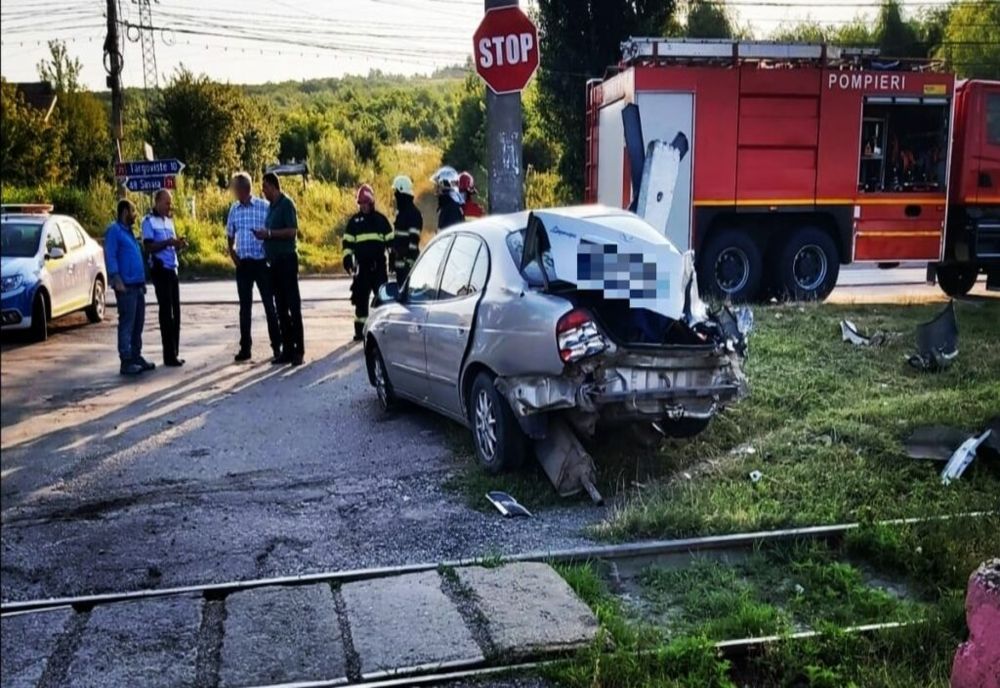 Autoturism lovit de un tren de călători, în Dâmbovița