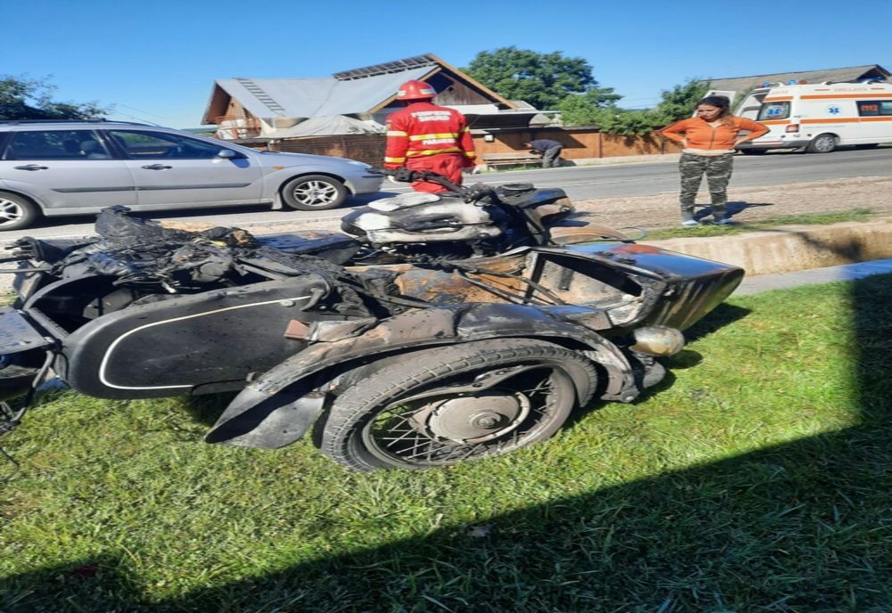 Dâmbovița: O motocicletă a luat foc după ce a fost implicată într-un accident