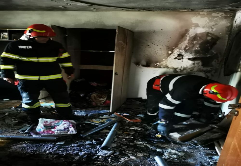 Dâmbovița. Incendiu violent într-un un bloc din Găești: O femeie de 73 de ani a fost intoxicată cu fum!