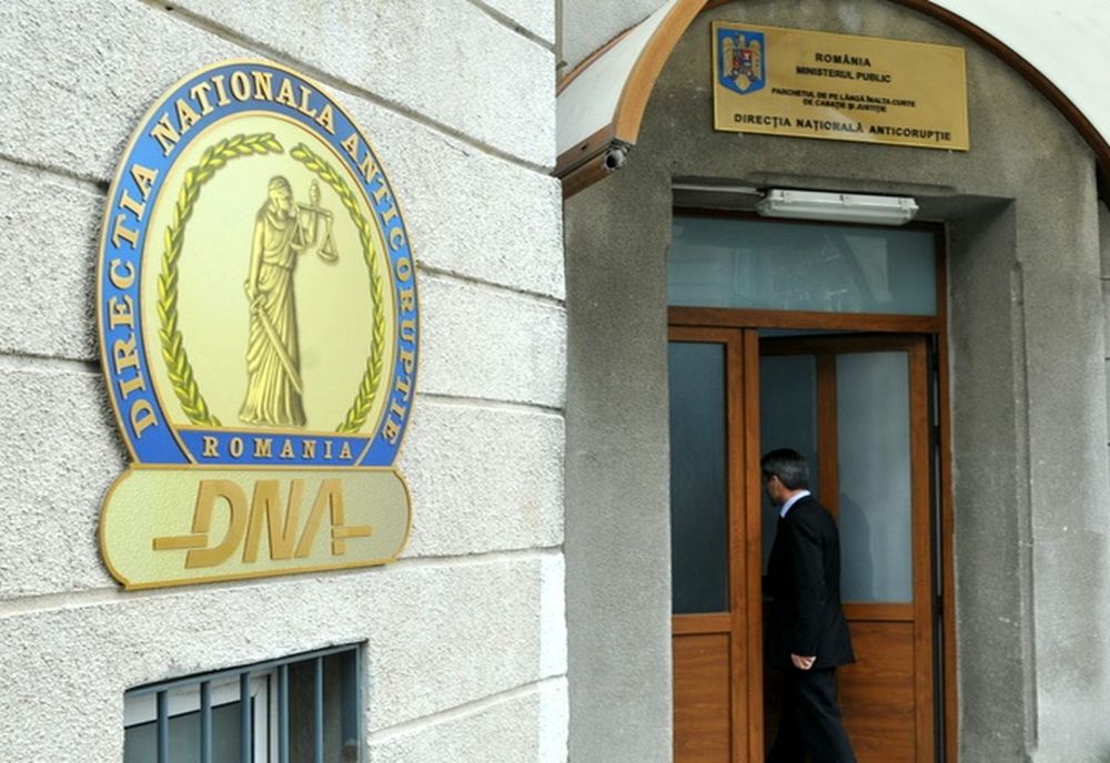 Comisar șef din Poliția Română, trimis în judecată pentru luare de mită. A comis fapta când era angajat al DNA
