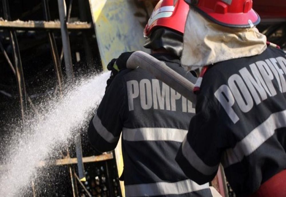 O casă din localitatea Braniștea a fost cuprinsă de flăcări. S-a acționat cu trei autospeciale de intervenție pentru stingerea incendiului
