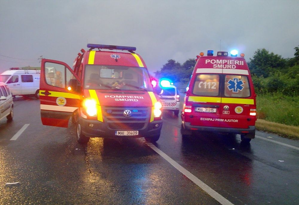 Microbuz cu călători lovit în plin de un autoturism al cărui șofer a intrat în depășire fără să se asigure. Nouă persoane au fost rănite, dintre care una grav