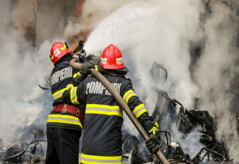 Incendiu la o casă din Titu. Momente dificile pentru o persoană imobilizată la pat