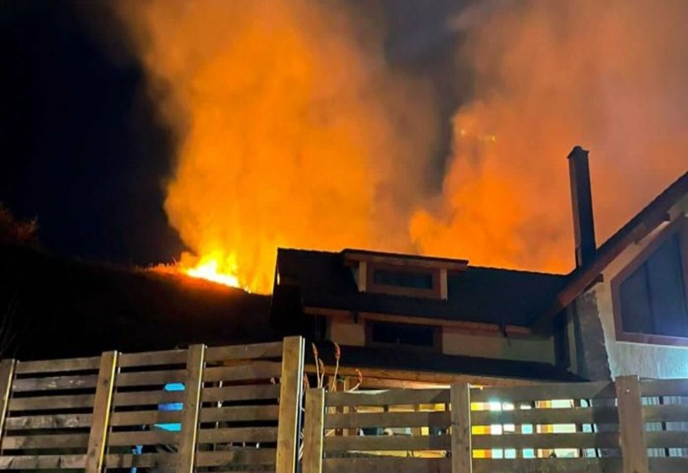 Incendiu de proporții lângă Mănăstirea Dealu