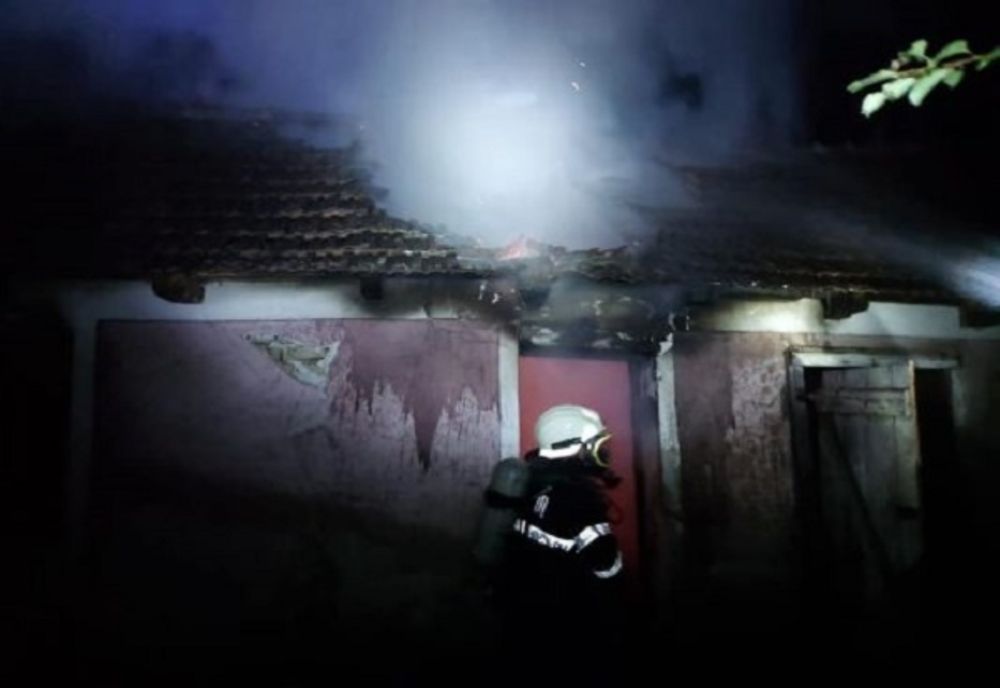 Incendiu puternic la o locuință din Dâmbovița!