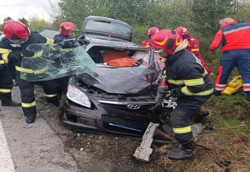 Impact devastator pe DN72, în Dâmbovița! Ciocnire violentă între un autoturism și un TIR. Unul dintre șoferi care a rămas încarcerat, a decedat