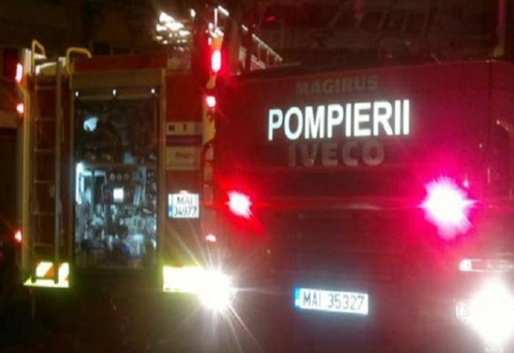 Incendiu violent la o casă din Dâmbovița! O femeie a făcut atac de panică