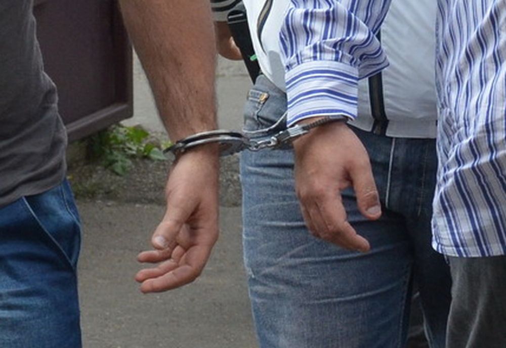 Dâmbovița. Tineri reținuți după ce au furat 10.000 lei din locuinţa unui bărbat