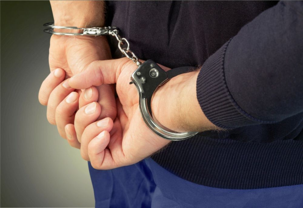 Dâmboviţa. Bărbat reţinut de poliţişti după ce s-a dat drept medic şi a înşelat un bătrân din Bucureşti