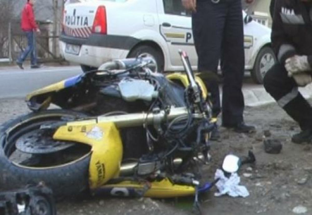 Dâmboviţa. Accident rutier pe DJ710, la Bezdead. O motociclistă a avut nevoie de îngrijiri medicale