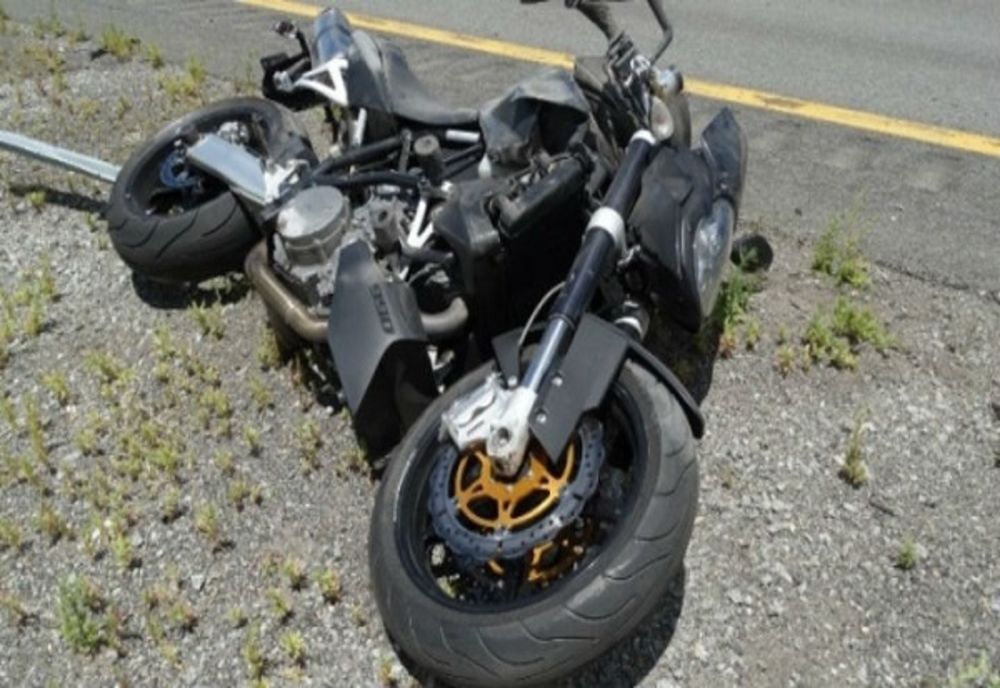Dâmbovița. Impact violent pe Autostrada A1, între o motocicletă și un autovehicul. Două persoane au fost rănite