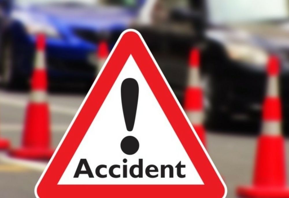 Accident violent între două mașini în Dâmbovița! Un bărbat și o femeie au fost răniți