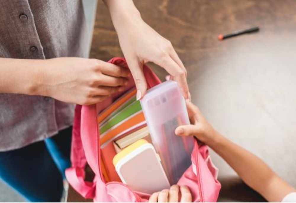 Preșcolarii și elevii din familii defavorizate vor primi ajutoare pentru rechizite și îmbrăcăminte