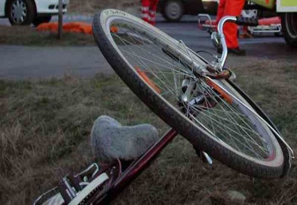Dâmboviţa. Un bărbat beat s-a urcat pe bicicletă şi a căzut în şanţ