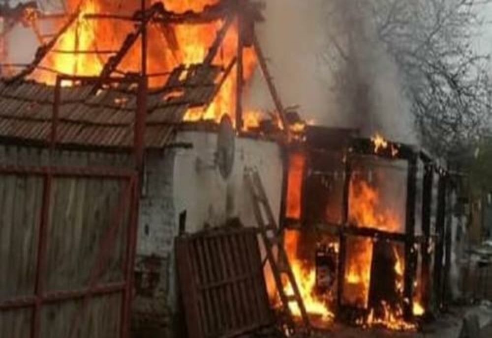 Casă mistuită de flăcări Dâmbovița. Pompierii intervin de urgenţă