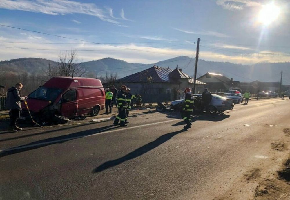 Dâmboviţa. Accident grav la Pucioasa! Mai multe persoane au ajuns la spital, printre care și un copil de 16 ani