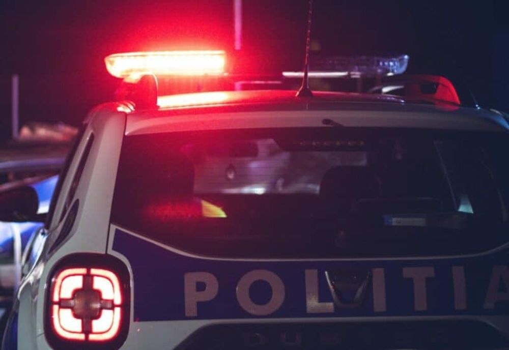 Două persoane au fost transportate la spital după ce au fost lovite de un autoturism, în Târgovişte