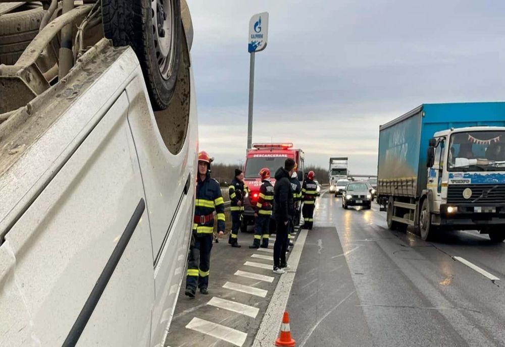 Dâmboviţa. Autoutilitară răsturnată pe șosea, după impactul cu un microbuz, pe Autostrada A1
