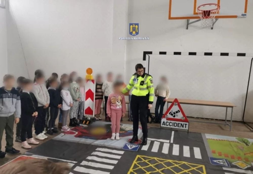 Elevii dâmbovițeni și polițiștii rutieri, la ora de Educației Rutieră