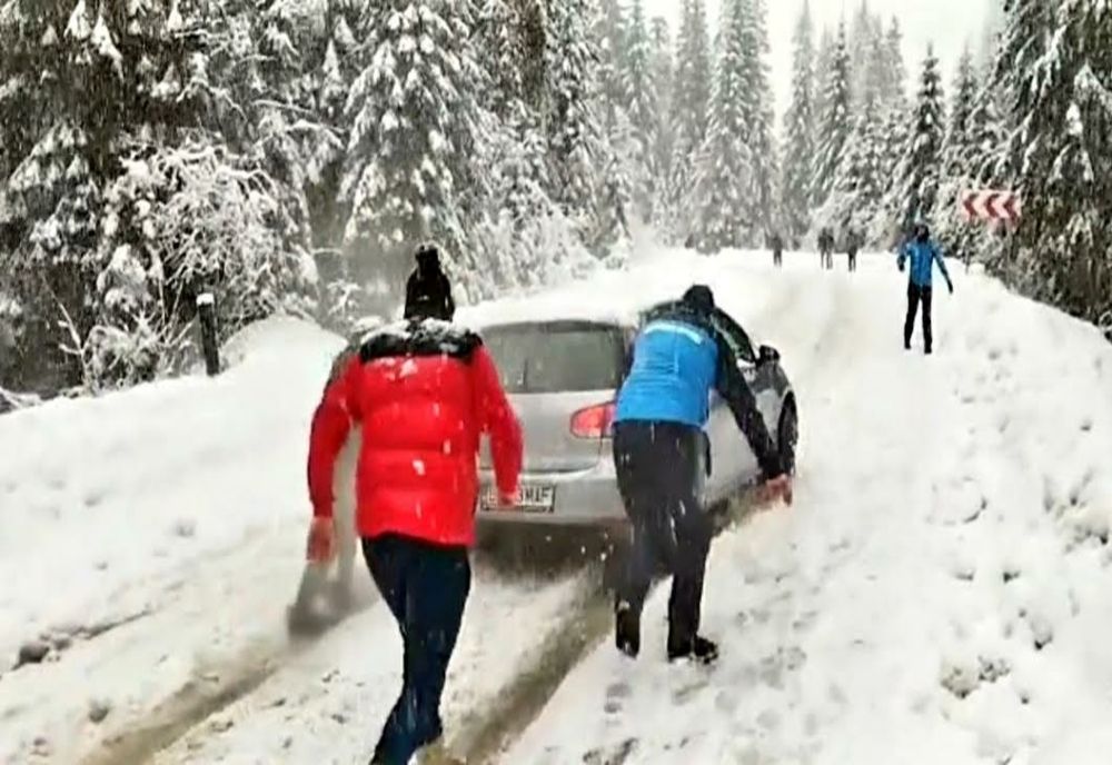 Dâmboviţa. Aproximativ 100 de turiști, blocați cu mașinile pe drumurile din Bucegi, sprijiniţi de jandarmii montani