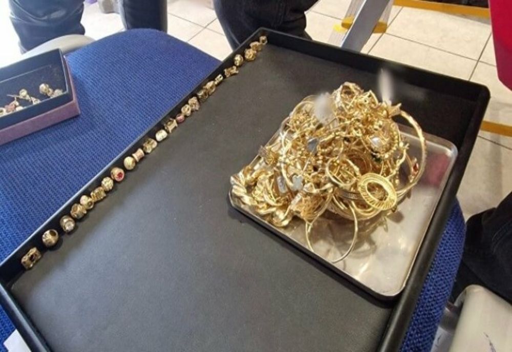 Dâmboviţa. Aproape 5 kilograme de bijuterii din aur și argint, nemarcate, confiscate dintr-un magazin