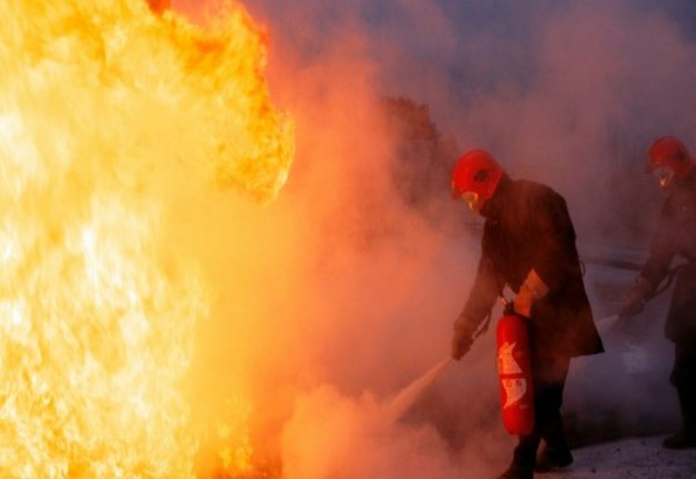 Dâmboviţa. Explozie puternică urmată de un incendiu la o casă din I.L.Caragiale. Un copil de 13 ani a suferit arsuri grave la nivelul membrelor superioare