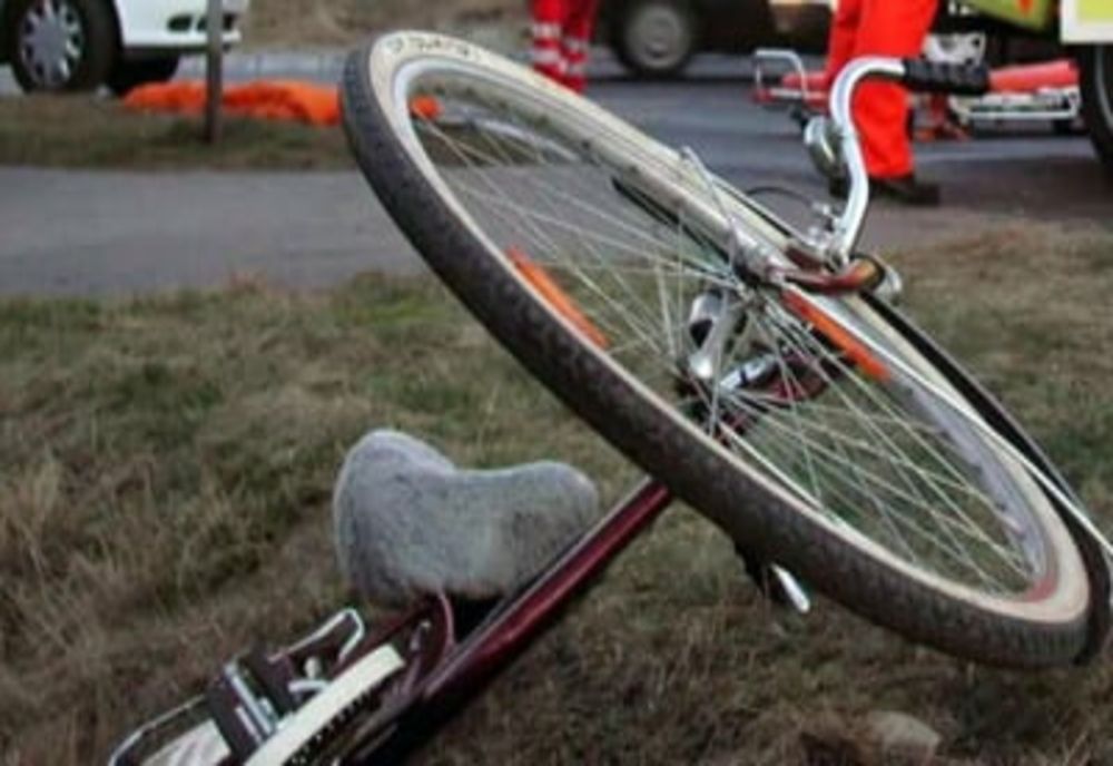 Dâmbovița: Bătrân resucitat de medici după ce a căzut de pe bicicletă