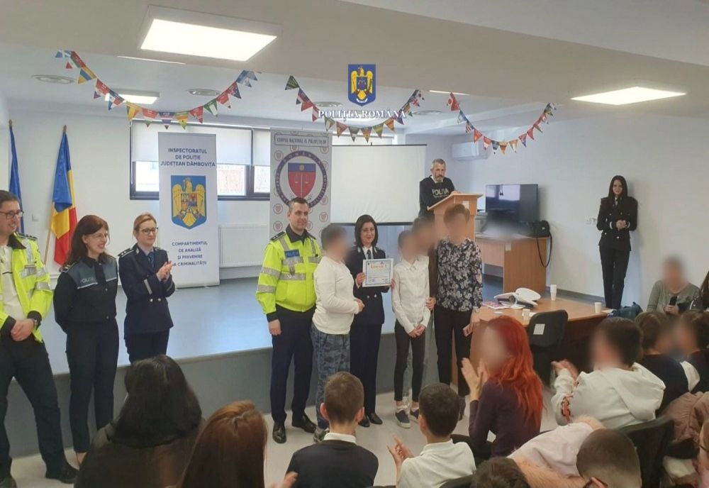 Dâmbovița. Premii pentru câștigătorii primei etape a concursului "Învățăm și ne bucurăm de Ziua Poliției Române"