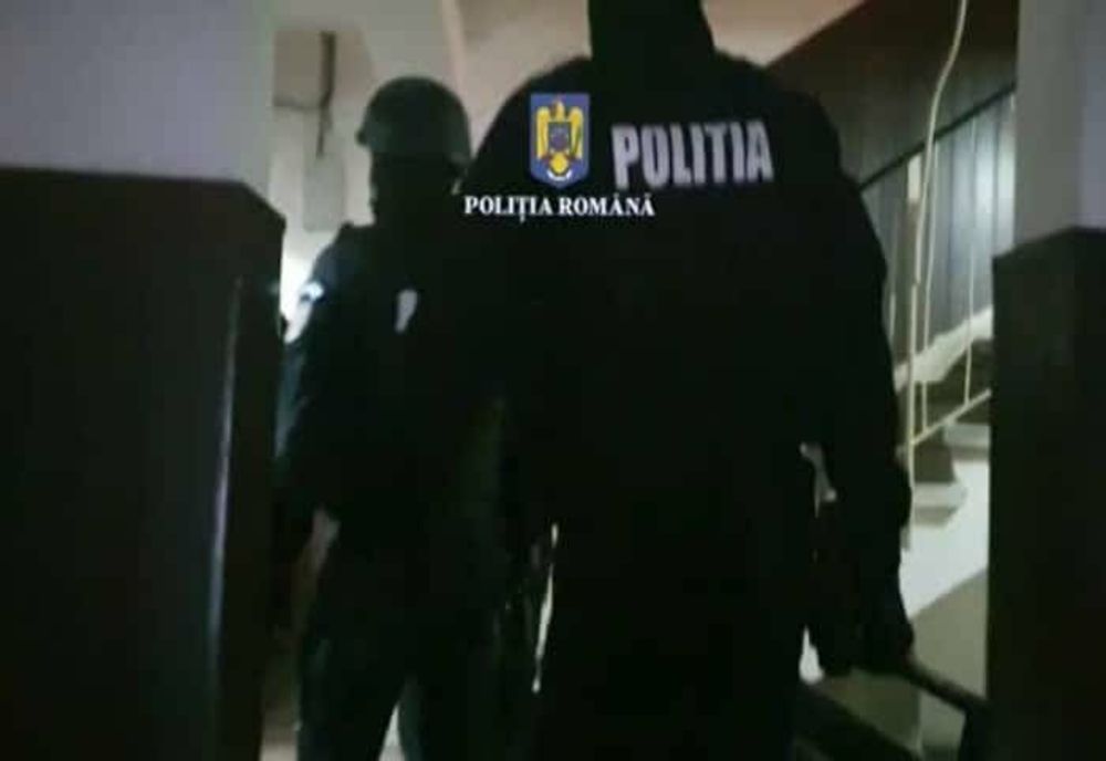 Percheziţii la suspecţi de închirierea de maşini de lux cu acte false. Autoturismele erau furate şi vândute pe bucăţi