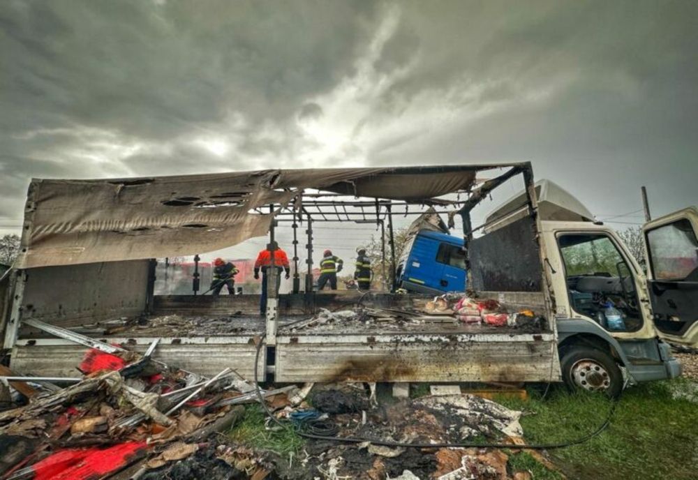 Două autotrenuri încărcate cu anvelope au luat foc în Dâmbovița! 