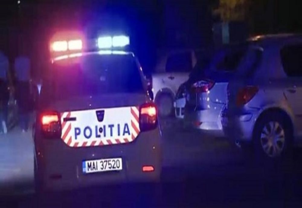 Dmboviţa. Un adolescent a fugit de poliție și s-a oprit cu mașina într-un gard. Nu deţinea permis de conducere