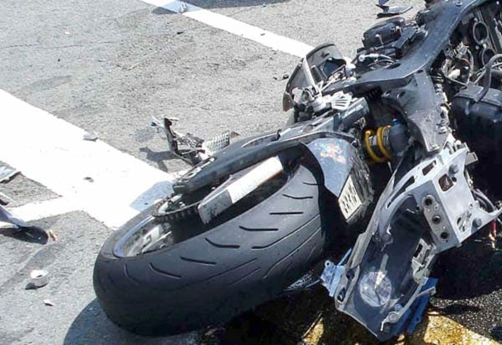 Dâmbovița. Doi motocicliști, implicați într-un accident teribil. Tânără transportă în stare gravă la spital