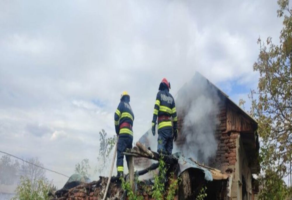 Un bărbat din Dâmboviţa a făcut atac de panică după ce i-a luat foc o anexă gospodărească