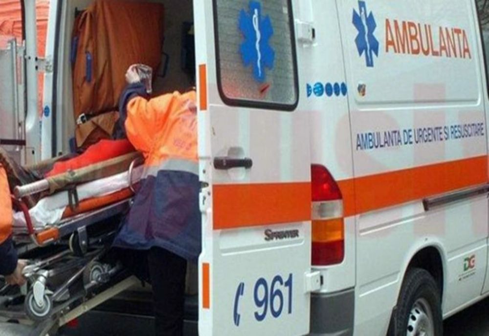 Dâmbovița. Șofer dus de urgență la spital! S-a oprit cu mașina într-un gard