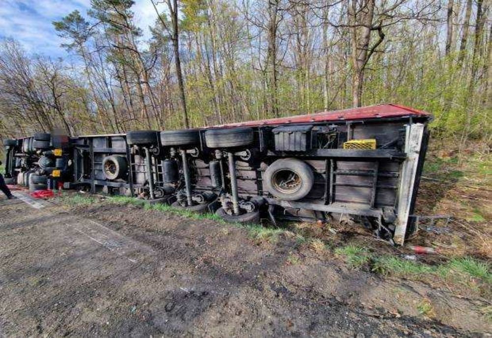 Dâmbovița. TIR răsturnat pe DJ 701, la Cornăţelu. Șoferul de 32 de ani, transportat de urgență la spital