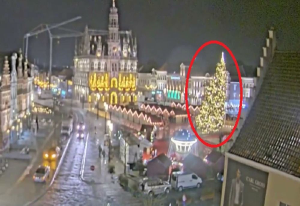 O femeie a fost ucisă și alte două rănite de un brad de Crăciun uriaș care s-a răsturnat brusc! Incident șocant într-un oraș din Belgia