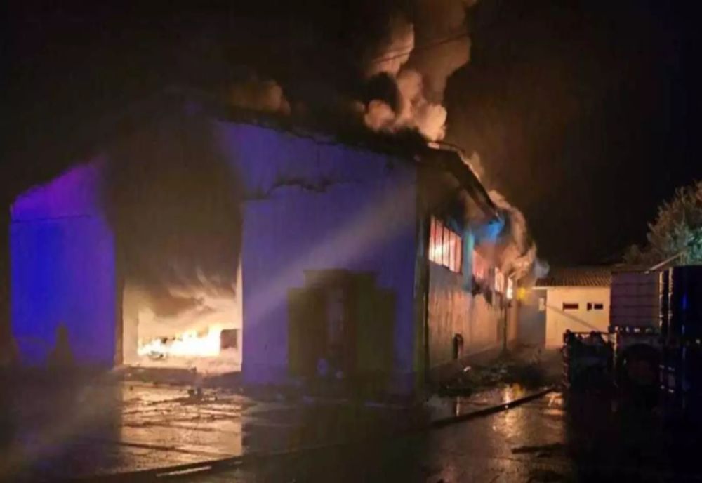 UN INCENDIU PUTERNIC A CUPRINS O HALĂ DIN LOCALITATEA BUTIMANU