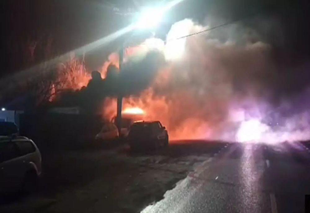 INCENDIU VIOLENT ÎN CREVEDIA, LÂNGĂ FOSTA STAȚIE GPL CARE A EXPLODAT - VIDEO