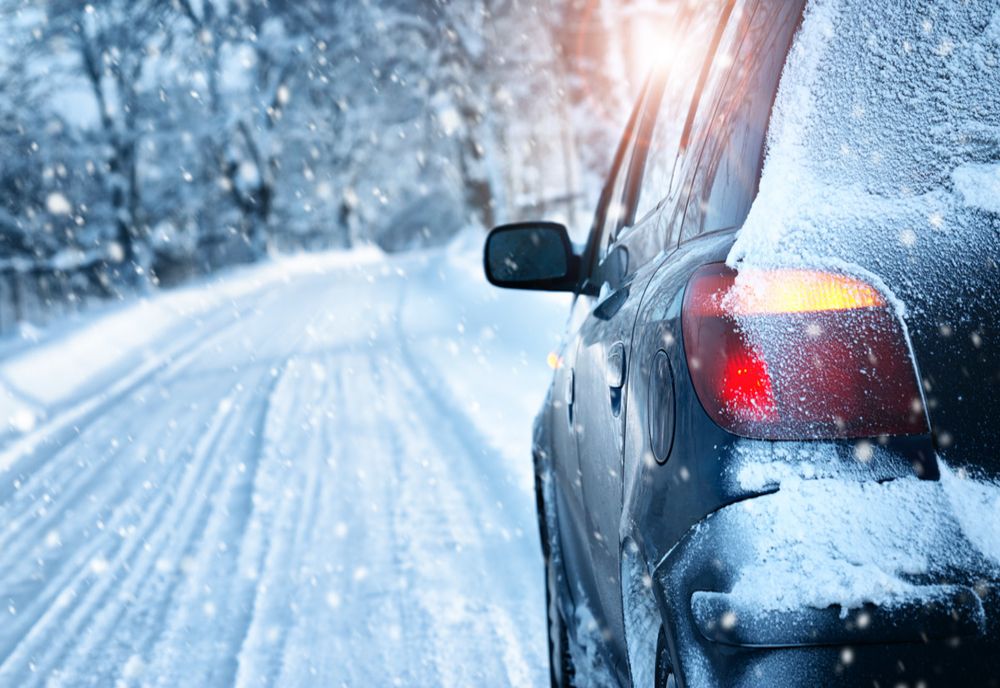 Iarna paralizează România. Accidente, drumuri blocate și localități izolate din cauza ninsorilor