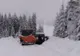 Avalanșele încurcă traficul și pe DJ 714. Zeci de turiști sunt blocați