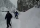 VIDEO Alte avalanșe pe DJ 714. Turiștii sună la 112 spunând că vor acasă