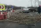 Lemne împrăștiate pe șosea, după ciocnirea dintre o mașină și o căruță