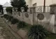 FOTO Un argeșean stabilit în Vișina și-a decorat gardul cu chipuri de domnitori și mari artiști